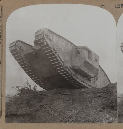 Unsere Monsterpanzer durchbrechen die Stacheldrahtgürtel und überraschen die Hunnen bei Cambrai, 1914-18 von English Photographer